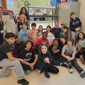 Cette semaine, les élèves de la classe 6A de Mme Mylène ont commencé les semis pour l'une des tours hydroponiques. Laitue, basilic, tomates cerises, chou frisé ne sont que quelques légumes que nous aurons la chance de récolter.
